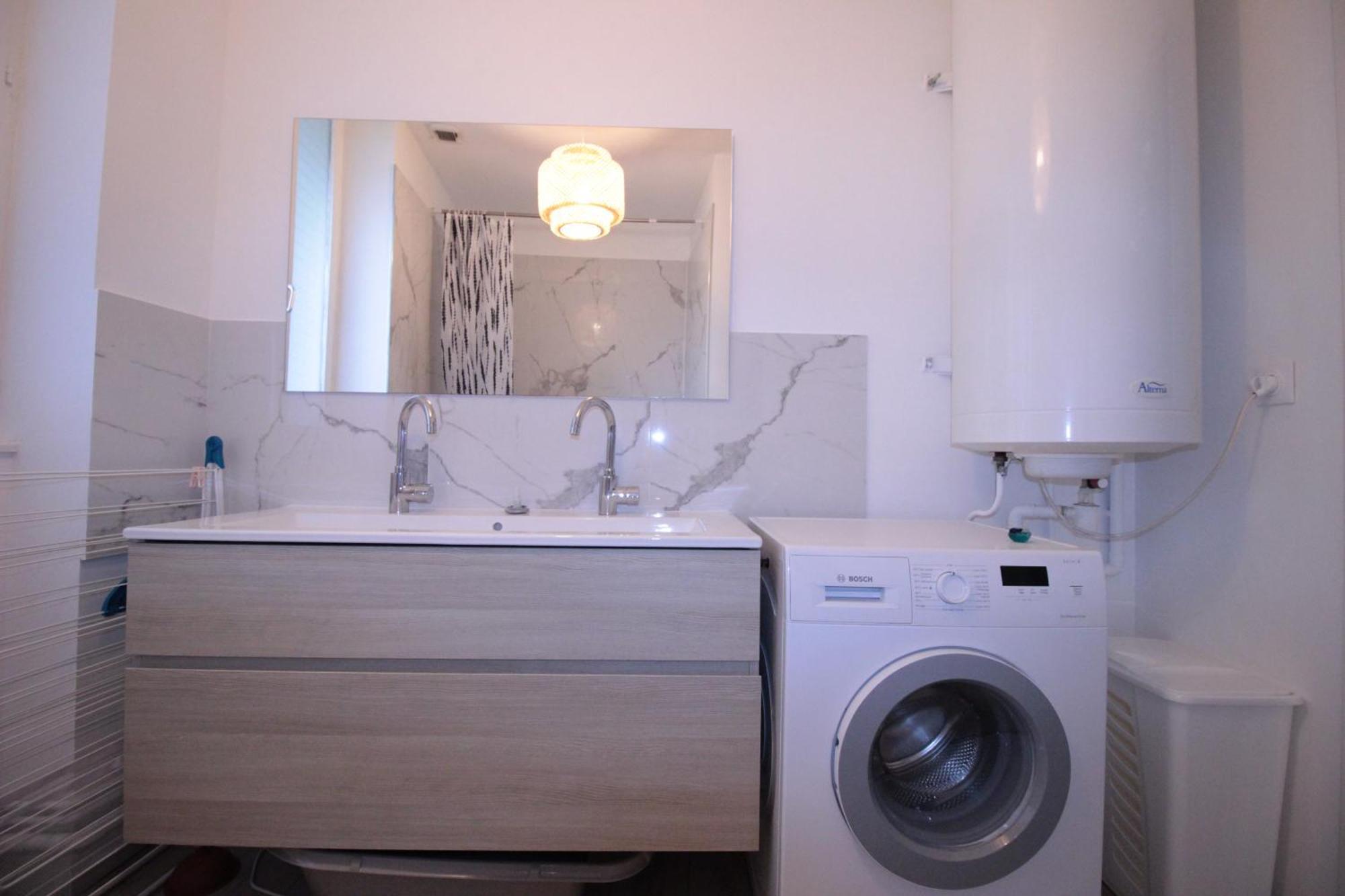 Logement Neuf "Meuse" - Hyper Centre - Parking Proche - Proche Gare - 4 Chambres - Terrasse Couverte - Wifi ! Gere Par Prestazen'Services Verdun-sur-Meuse Luaran gambar